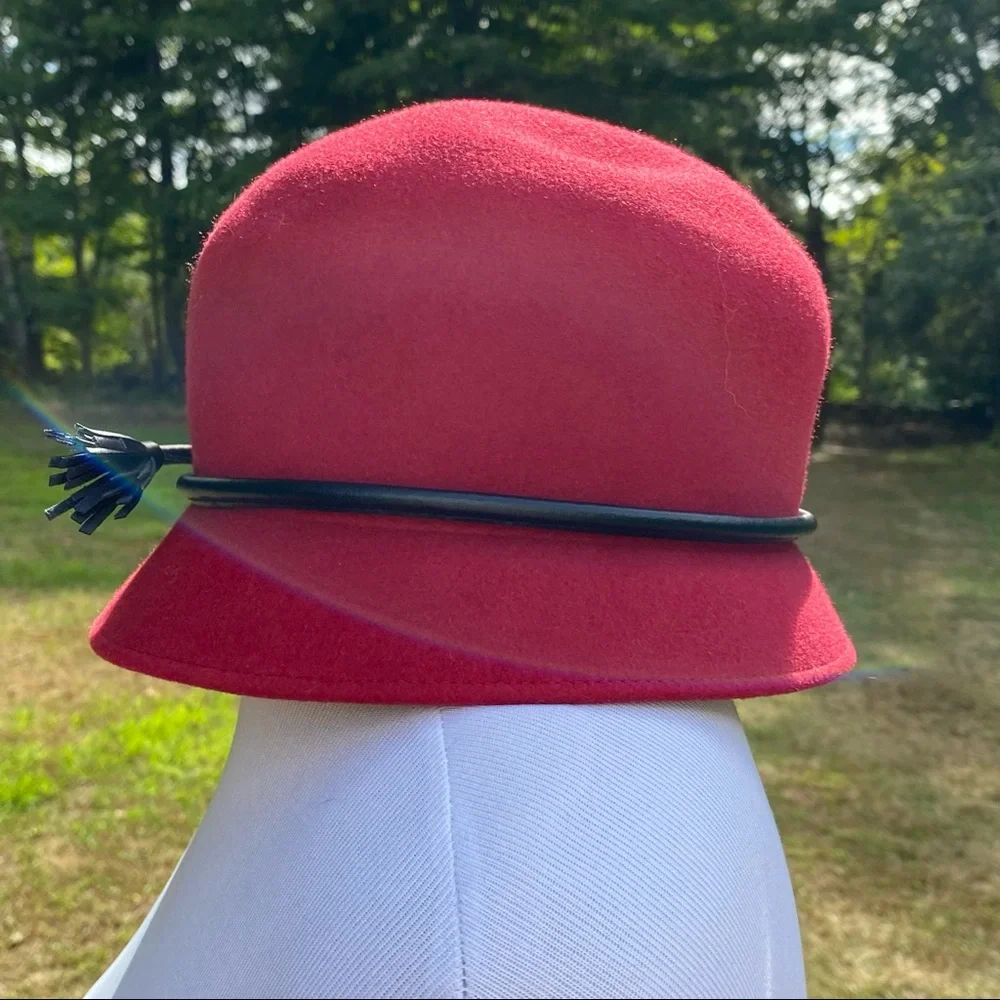 ALESSANDRA BACCI SCARPELLINI FIRENZE ITALY HAT RED BLACK LEATHER FRINGE TIE